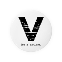 【V】イニシャル × Be a noise. 缶バッジ